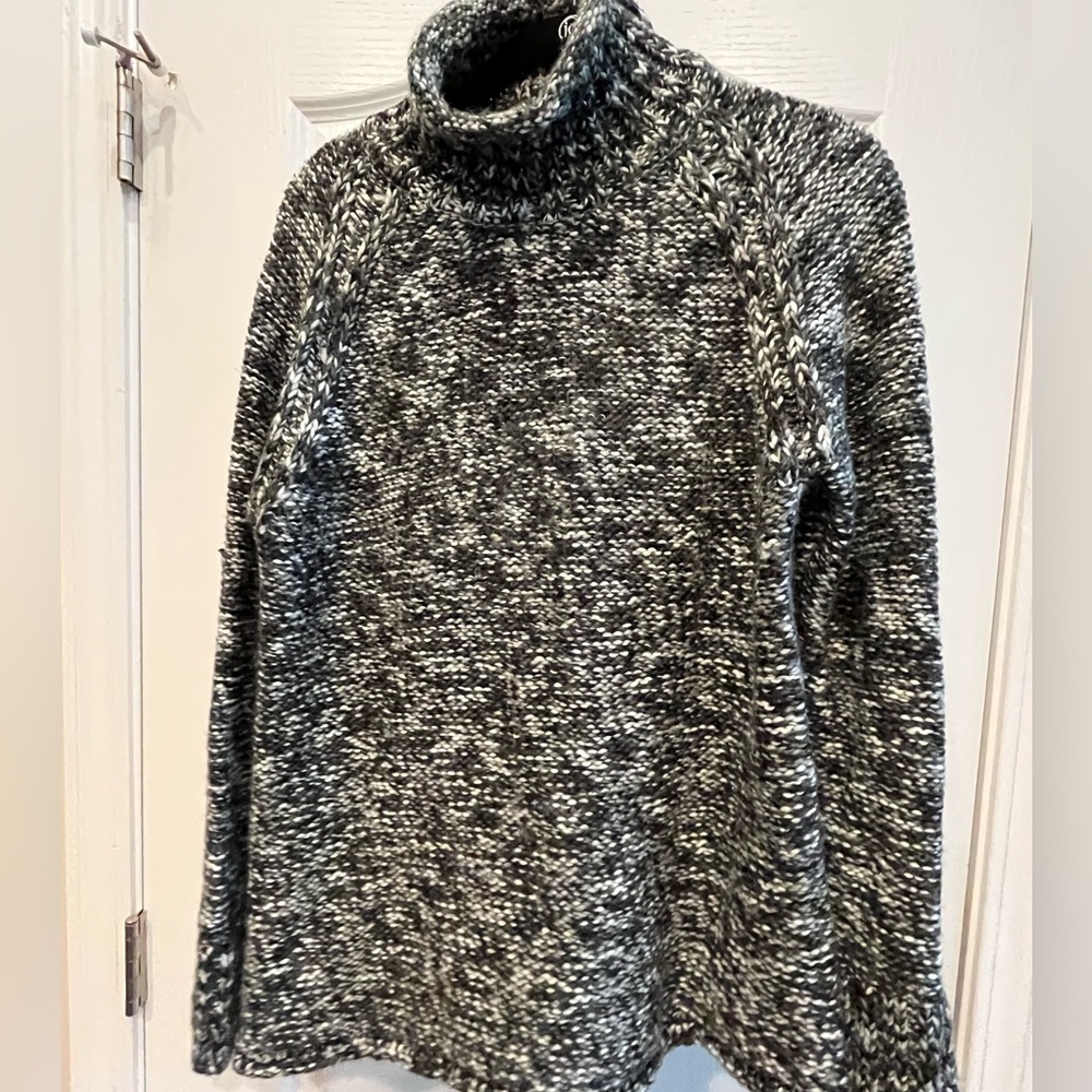 Columbia size large sweater. Black/white/grey.